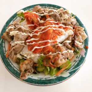 コロコロ肉のキムチ丼